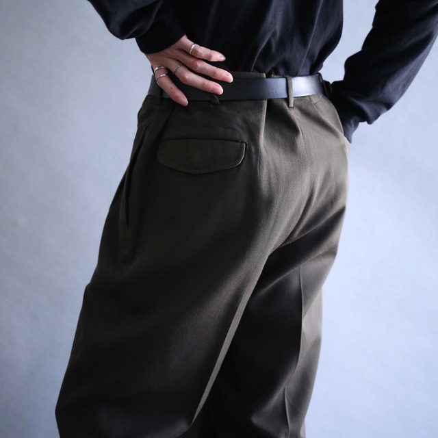 2-tuck tapered silhouette dark brown wide slacks