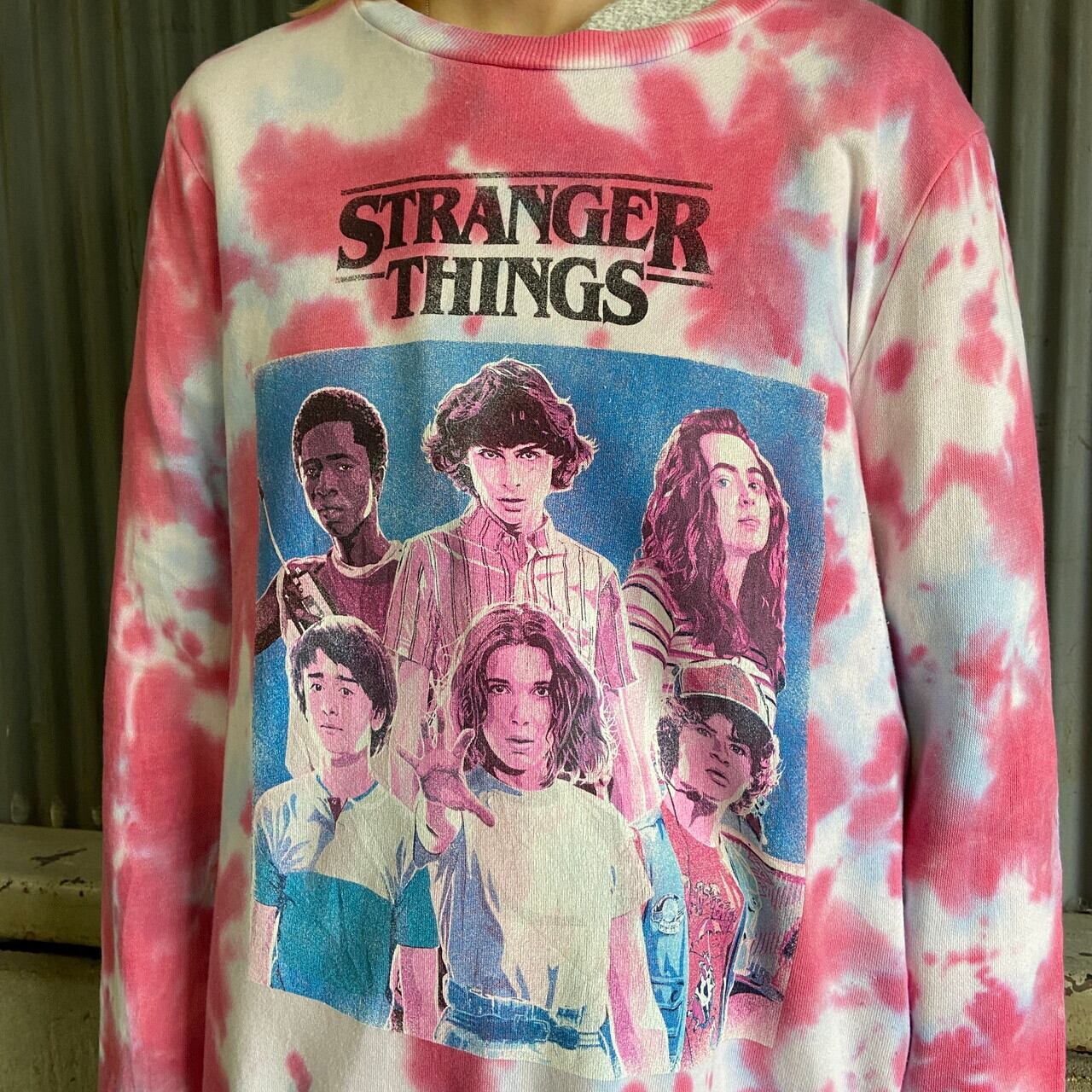 STRANGER THINGS ストレンジャーシングス タイダイ プリント スウェットシャツ メンズXL 古着 NETFLIX ネットフリックス  ムービー ドラマ トレーナー ピンク【スウェット】【SW20】【AN20】 | cave 古着屋【公式】古着通販サイト