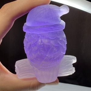 6.帽子をかぶった色合い美しいフローライト・フクロウ