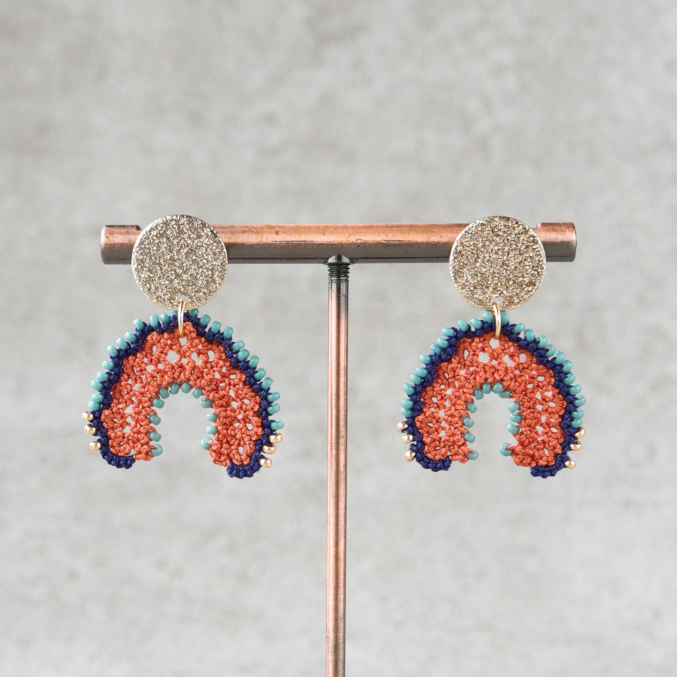 タティングレースとビーズのピアス U＜ユー＞Terracotta × Navy ※イヤリングに変更可