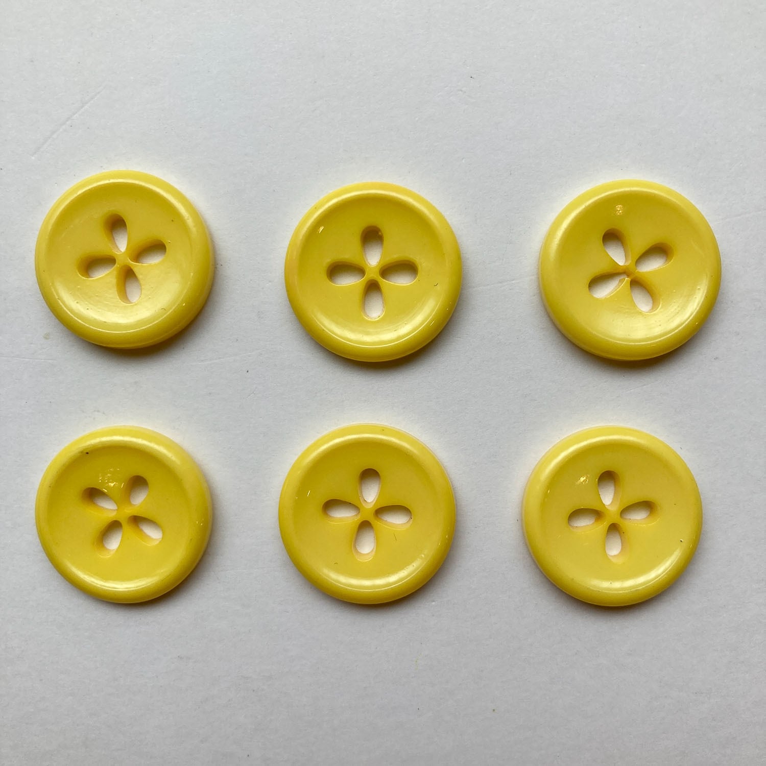 カラーお花型4つ穴ラウンドボタンS（18mm） | Dua-アクセサリーパーツ