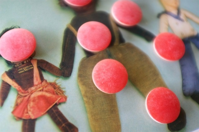 フランスヴィンテージ 60s 錬金術ミルクと柘榴色ボタンセット 2c 8p