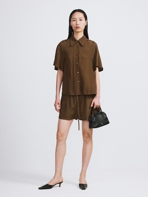 [RECTO][WOMEN] WRINKLED FLUID BLOUSE (KHAKI BROWN) 正規品 韓国ブランド 韓国通販 韓国代行 韓国ファッション レクト ウーマン 日本 店舗