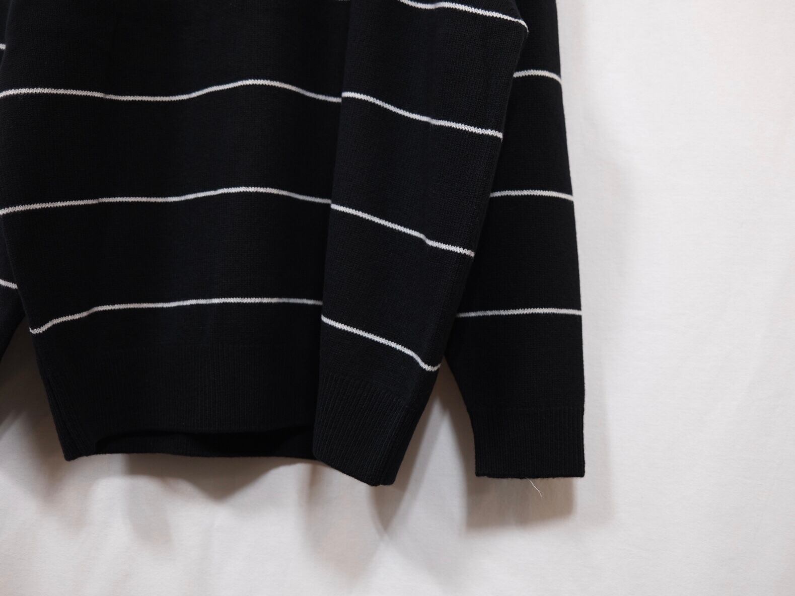 UNIVERSAL PRODUCTS.” MERINO WOOL BORDER CREW NECK KNIT BLACK