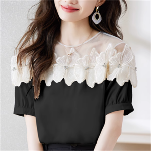 【送料無料】 トップス 2色 ブラウス 袖あり 半袖 フレア袖 フレアスリーブ クルーネック プルオーバー 異素材切り替え 透け感 シースルー レース 薄手生地 かわいい 大人可愛い 大人女子 こなれ感 シンプル カジュアル 大人 上品 おしゃれ お洒落 ラフ コンサバ エレガント フェミニン ガーリー 花柄 夏 20代 30代 40代 レディース 女性用 ママ ママ服 ママファッション デート お出かけ お茶会 女子会 休日 演奏会 授業参観 オフィス ビジネス OL 通勤 白 ホワイト 黒 ブラック
