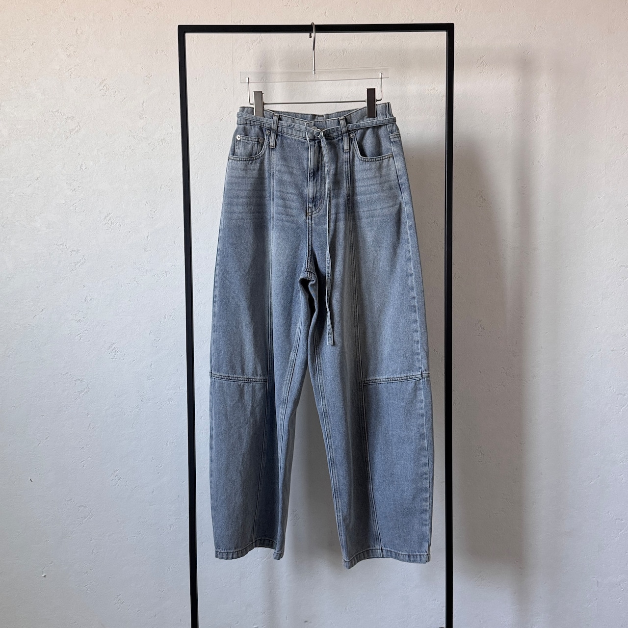 【受注予約:1月下旬入荷予定】ベルト付ステッチデザインカーブデニムPT/ブルー