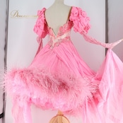 社交ダンス 衣装スタンダードドレス ワンピース ドレス スタンダード ファー プリーツ レース デモ 競技 ダンス パーティ 発表会 ピンク ピンク系 ゴージャス スカート ボリューム ショーウェア ダンスコスチューム フェミニン 競技用ドレス 上品 エレガント