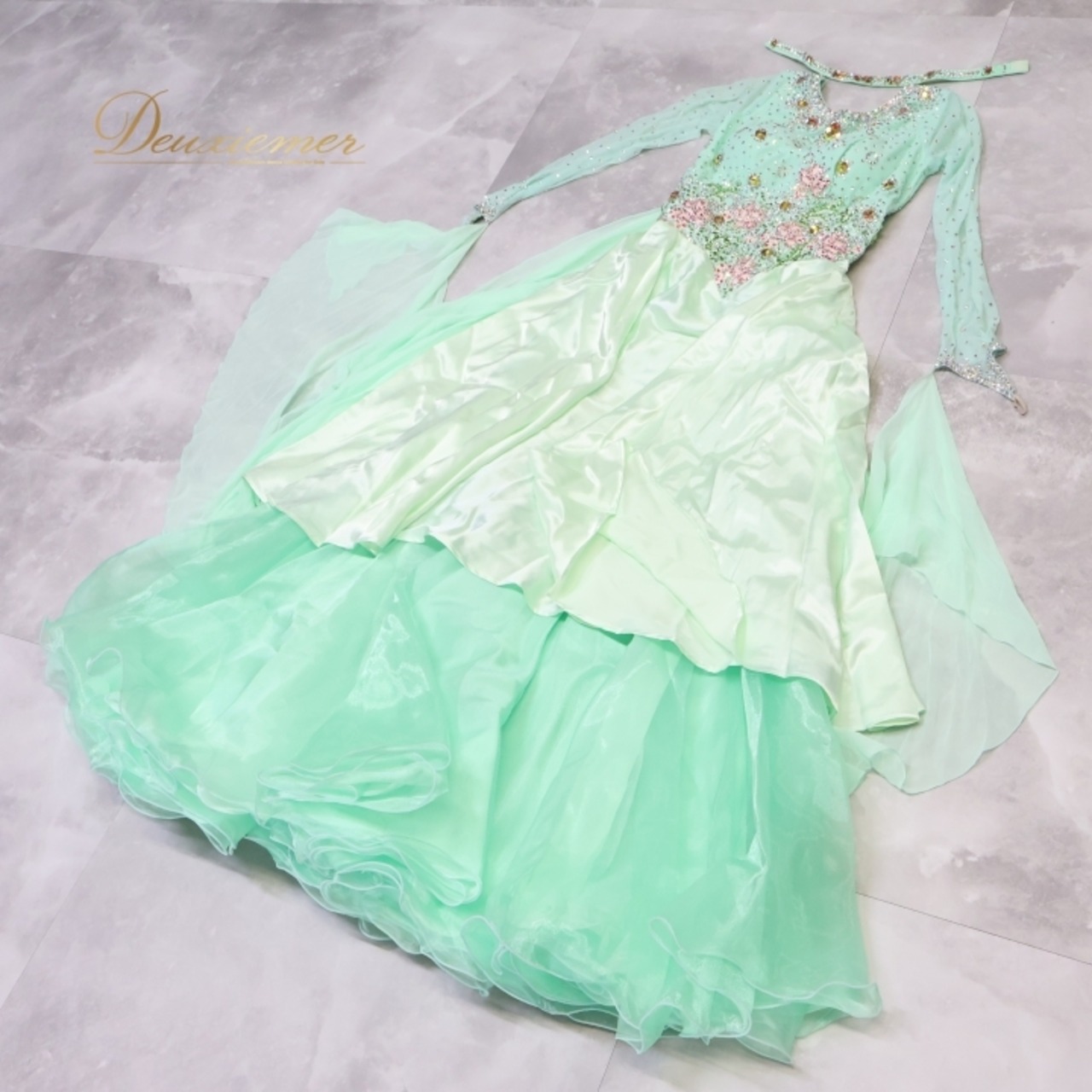 社交ダンス 衣装 スタンダードドレス ワンピース ドレス 緑 ミント 水色 黄緑 フロート デモ 競技 ダンス パーティ 発表会 日本製 グリーン系 パステルカラー 軽やか 印象 美しい コスチューム 競技用 フォーマル モダンダンス ブルー系 フリル デザイン ダンスイベント 発表会用 おしゃれ ステージ衣装