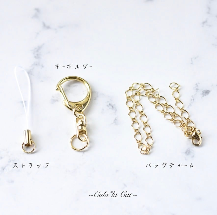 2点セット】向かい合う黒猫と桜の三日月ペアキーホルダー｜ゴールド