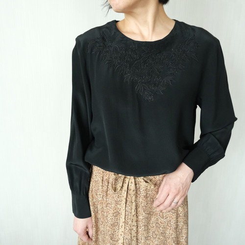 刺繍シルクブラウス