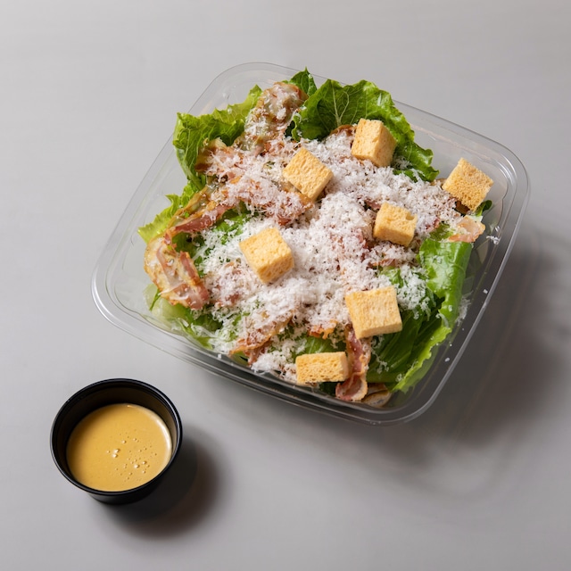 パルミジャーノレジャーノとペコリーノチーズ、炙りベーコンのシーザーサラダ　Caesar salad with Parmigiano-Reggiano and Pecorino cheese and roasted pancetta