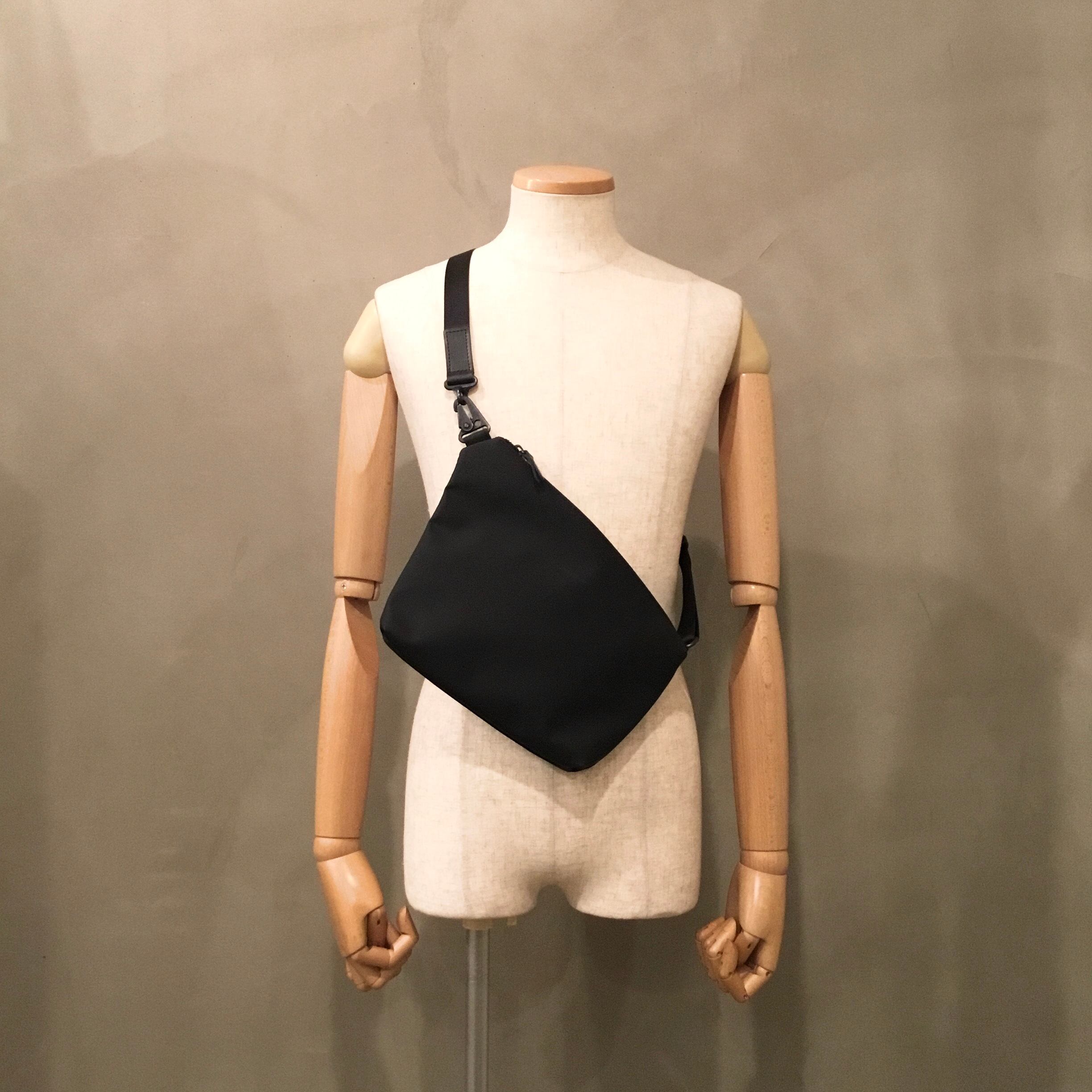 ウレタン樹脂の サコッシュ.ミニショルダー／レスデザイン-LESS