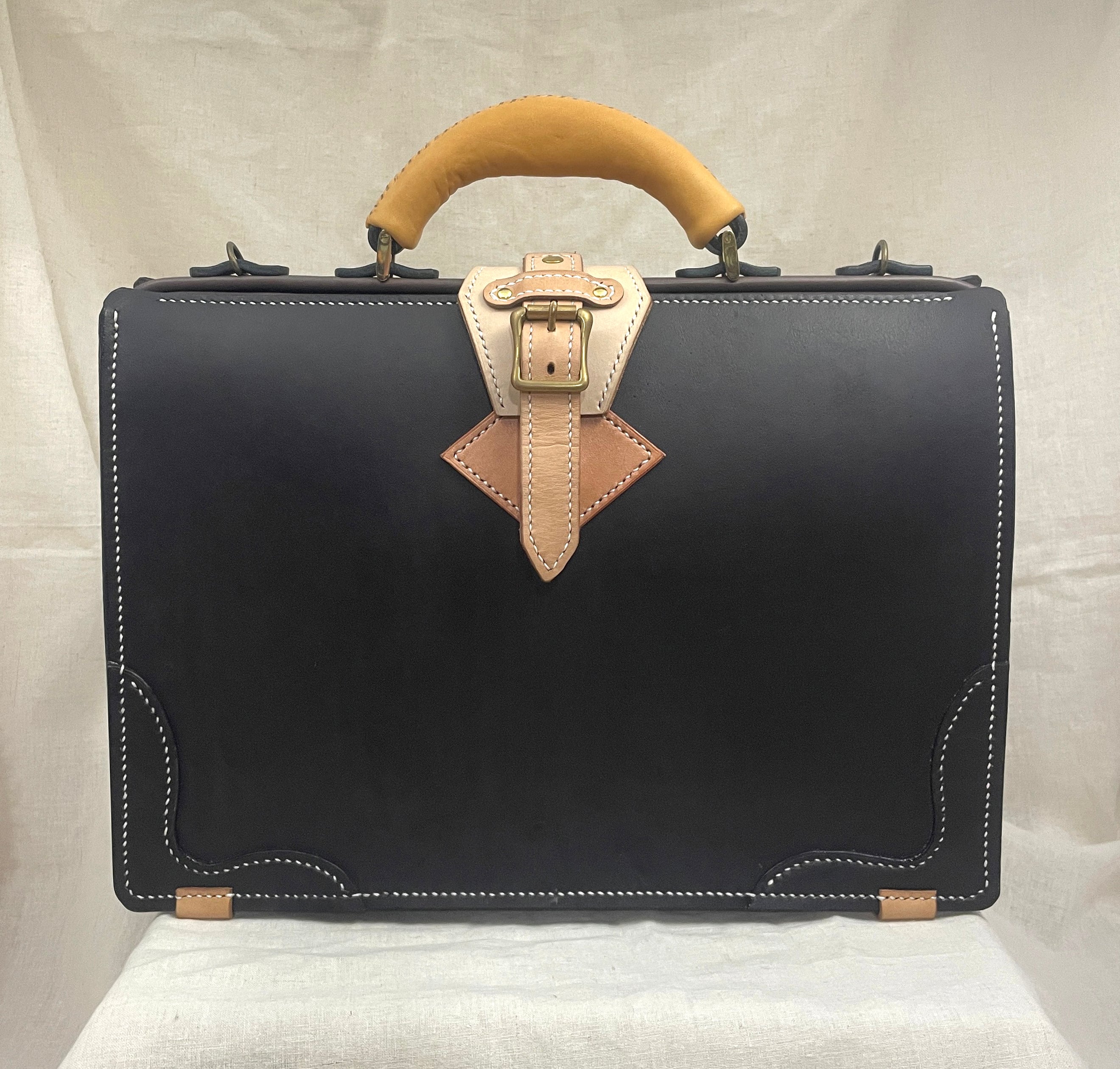 ダークブラウンの薄マチのダレスバッグ A4サイズ対応 クリアファイルも