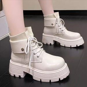 【送料無料】 ブーツ 2色 靴 シューズ ゴツゴツ 厚底 タンクソール ラウンドトゥ 丸トゥ 編み上げ レースアップ 靴ひも バンド PU レザー 可愛い 大人可愛い きれいめ シンプル カジュアル シック コンサバ 華やか 大人 上品 おしゃれ 無地 冬 お呼ばれ レディース 女性用 ママ 20代 30代 デート お出かけ 女子会 休日 お茶会 授業参観 垢抜け デイリーユース 普段使い ファッション コーデ スタイル 楽ちん 歩きやすい 美脚 脚長 定番 スタイルアップ