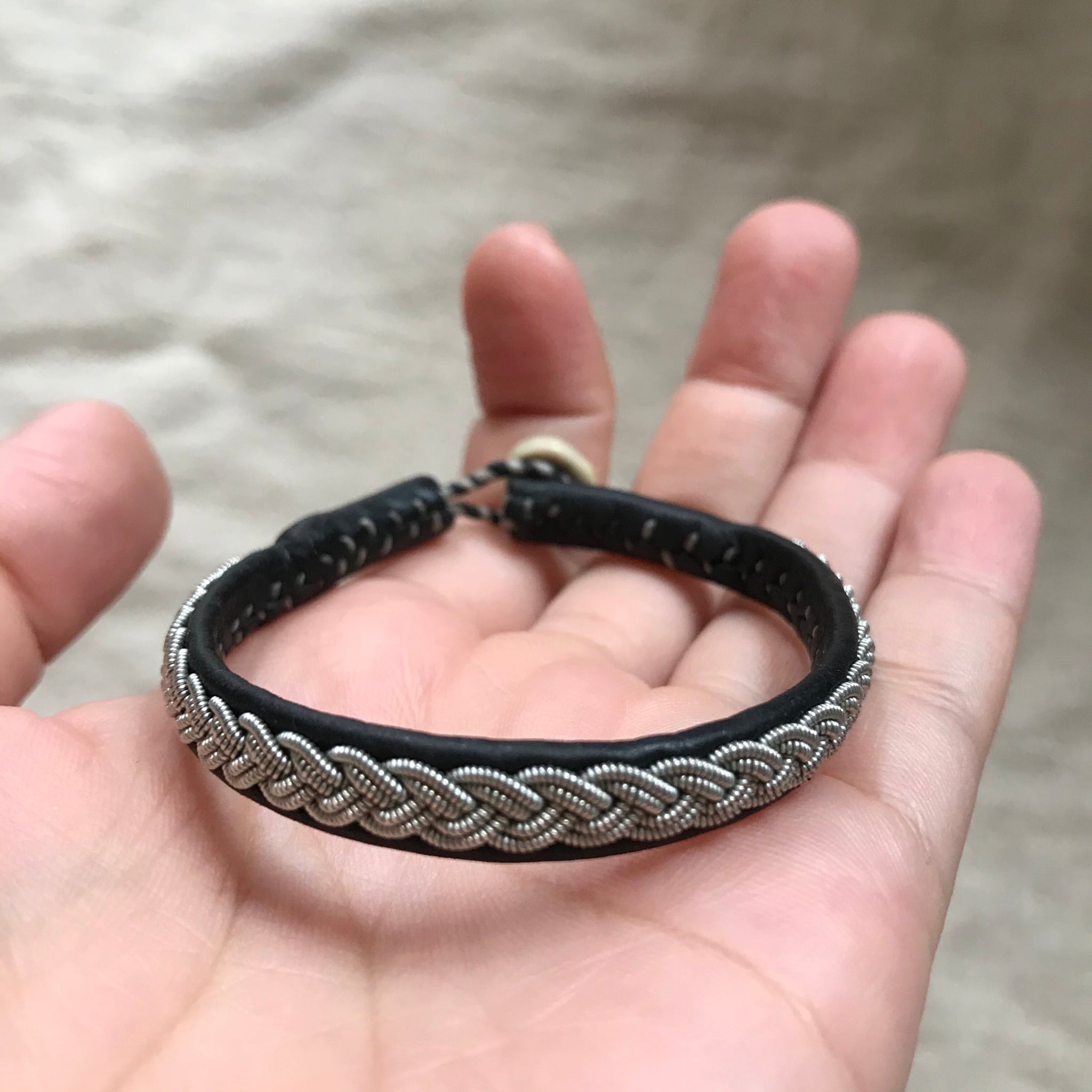 ピューター刺繍のブレスレット3