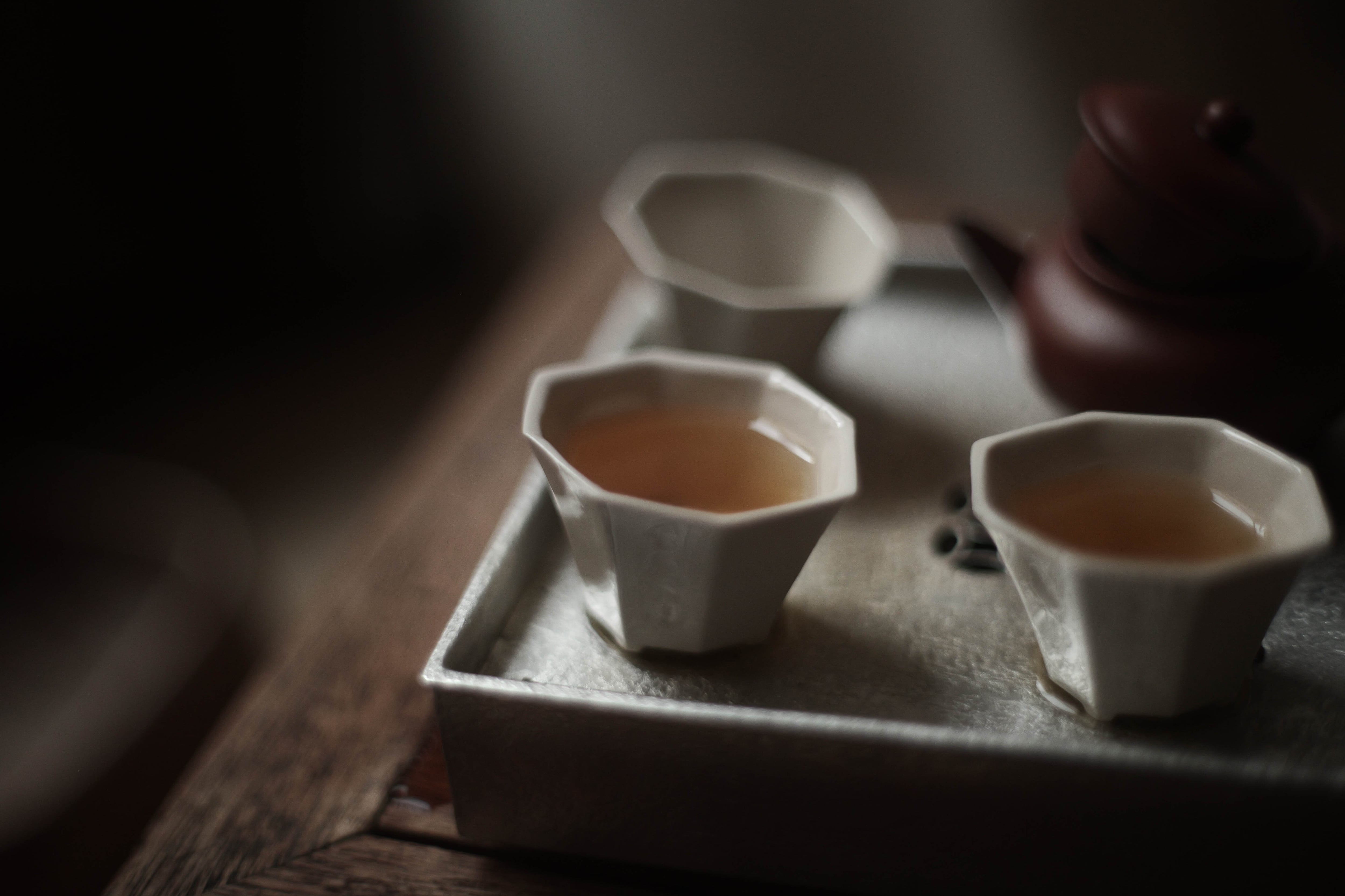 江戸末期〜明治 古陶 六角酒盃 渦巻文 貫入景色 数寄者好み ぐい呑◎古美術庵々 古徳化型・六角詩文杯「花香入酒樽」（満水容量約35cc） | 北白川糕糰店