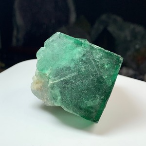 マダカスカル産・濃いグリーンフローライト原石