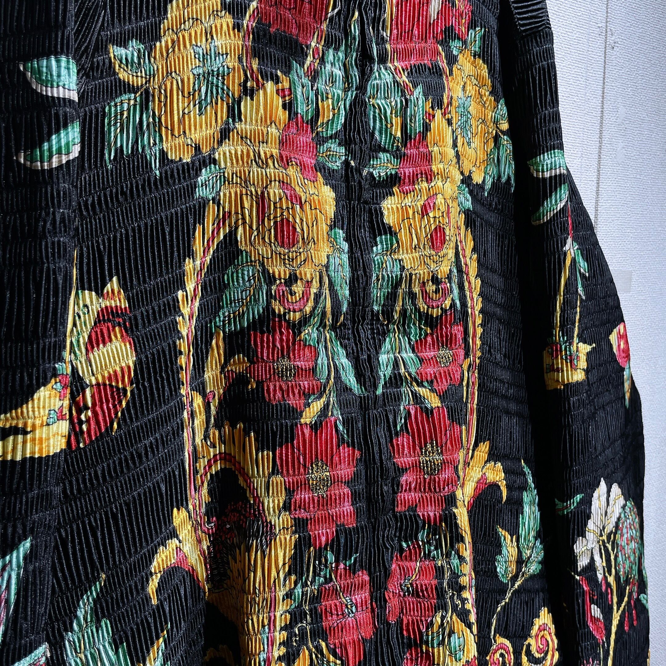 1990s ” pleat pleat ” Exotic Flower printed Black pleat zip jacket