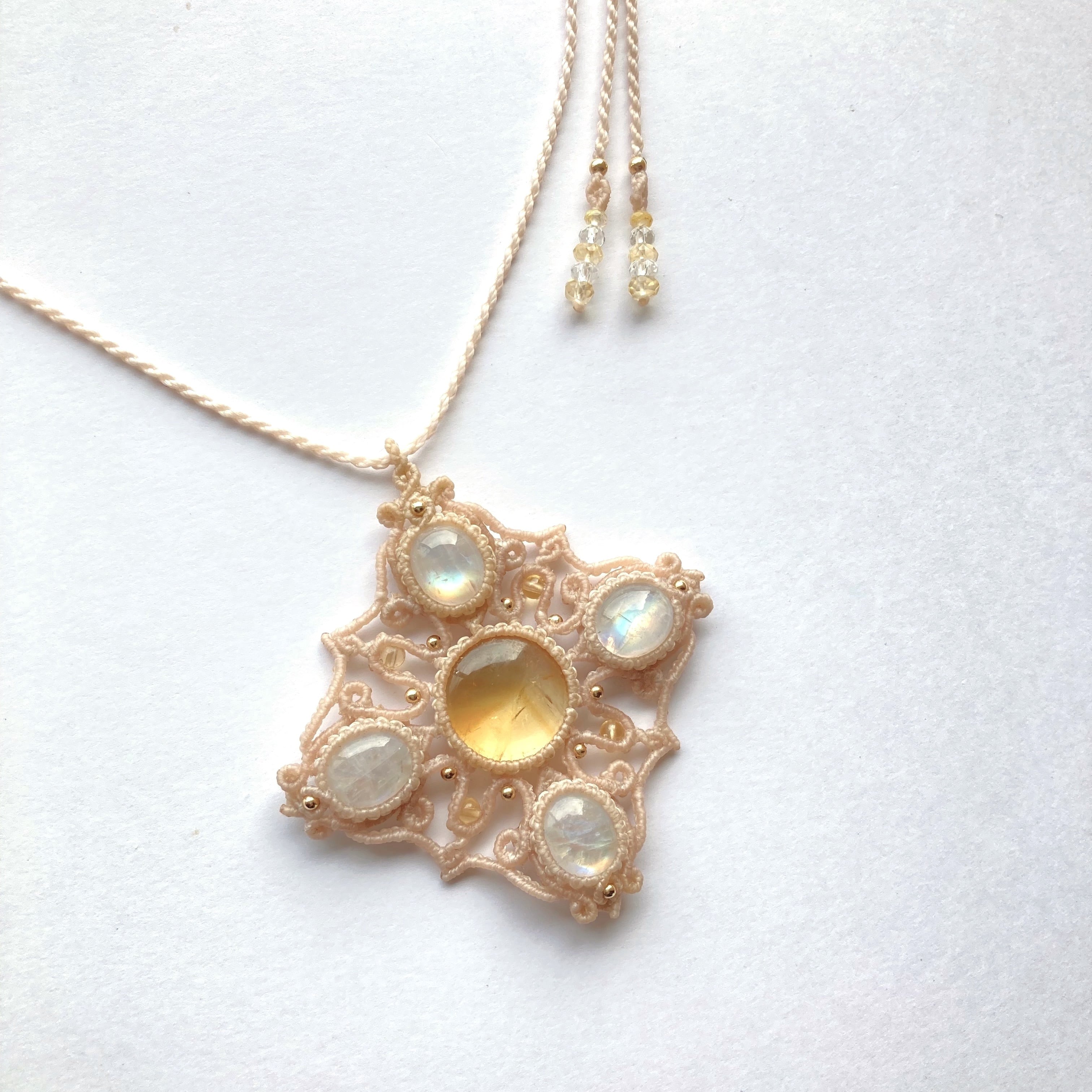 ムーンストーンとシトリンのマクラメ編み 天然石ネックレス シトリン+ムーンストーンのマクラメ編み 天然石ネックレス | SHANTi WALA