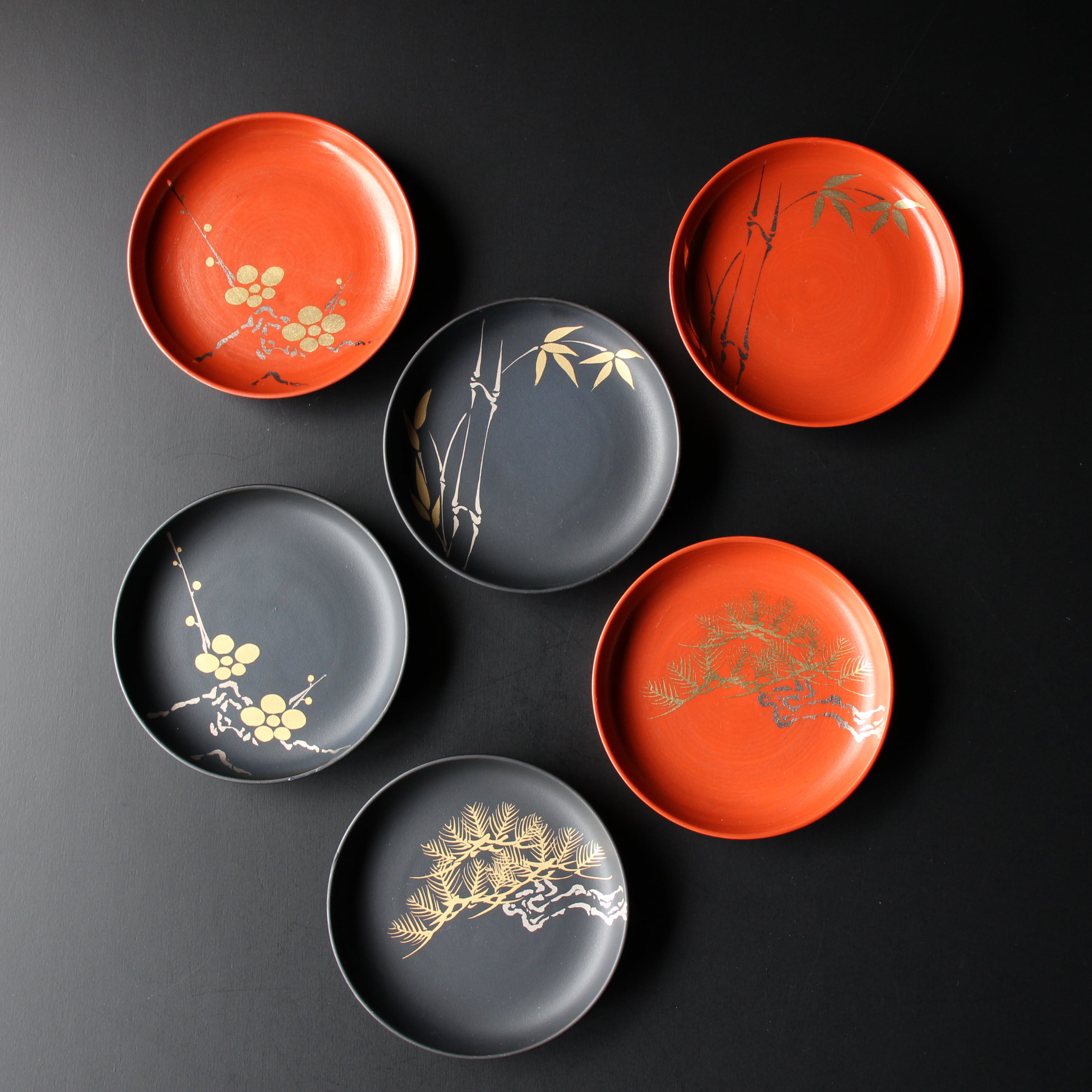 有田焼 松竹梅4寸皿 朱 | 芦屋貴兆陶家 online shop