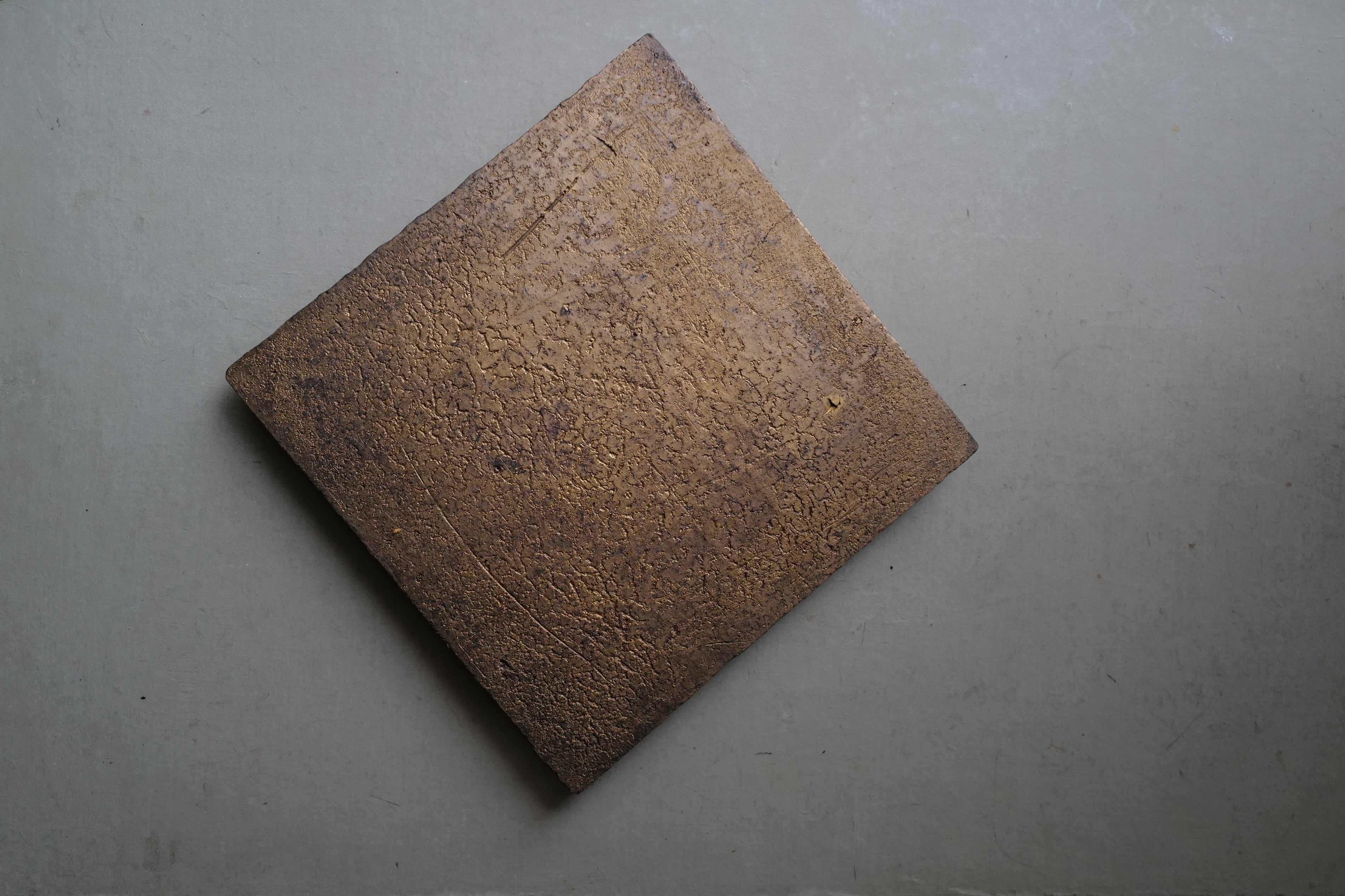 村上躍　大角皿 村上 躍 48. 金彩焼締角盤皿 | 陶屋なづな