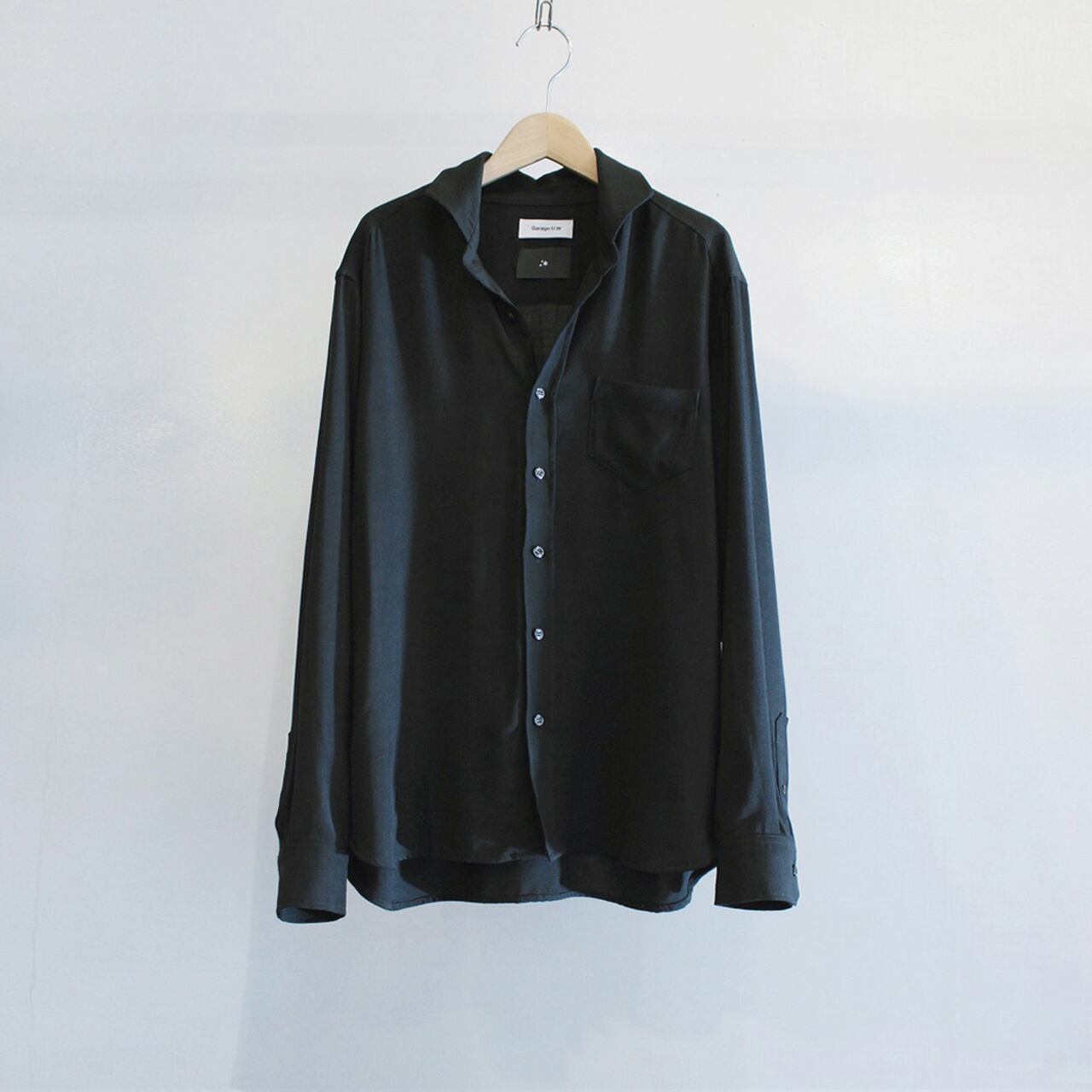 Garage.U.W BLACK TUCK CUTAWAY SHIRT