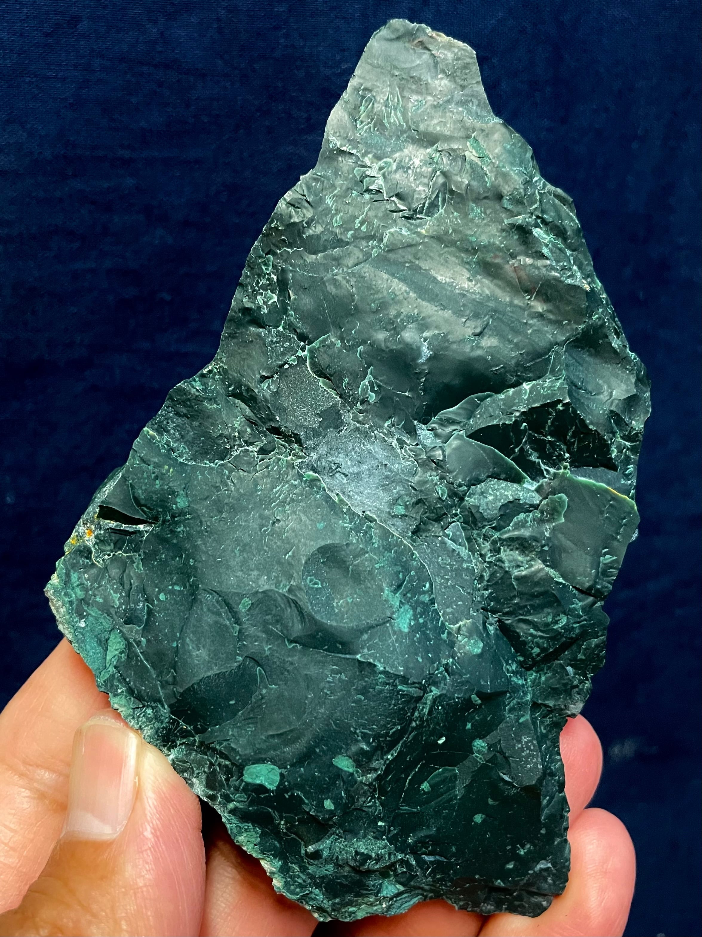 7) 魅惑の深緑!スーパー神聖「出雲石」超濃緑原石(大型)