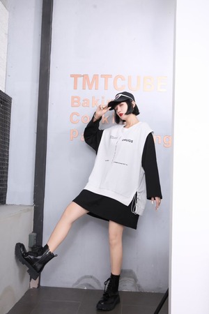 サイドスリットトップス