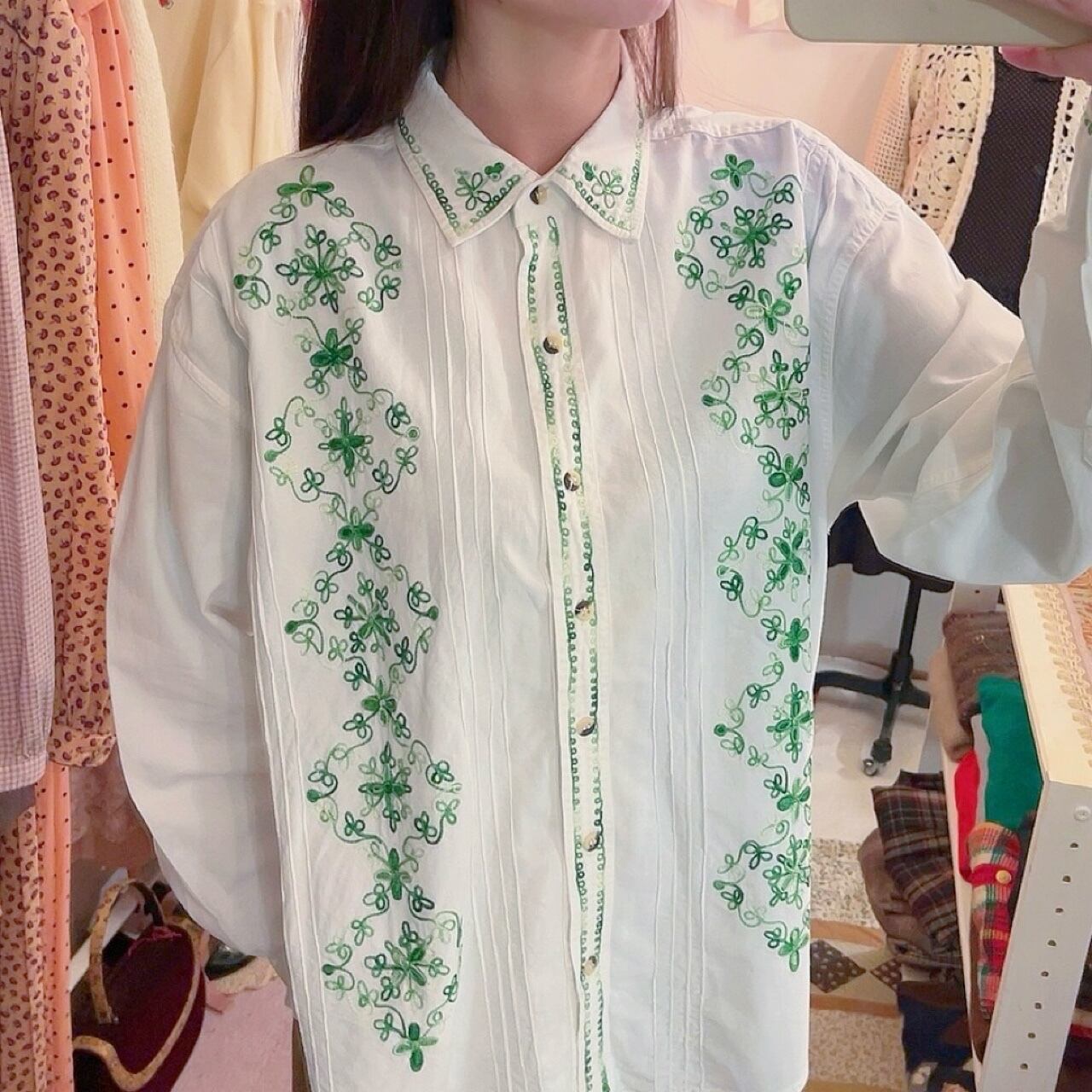 clover embroidery white shirt