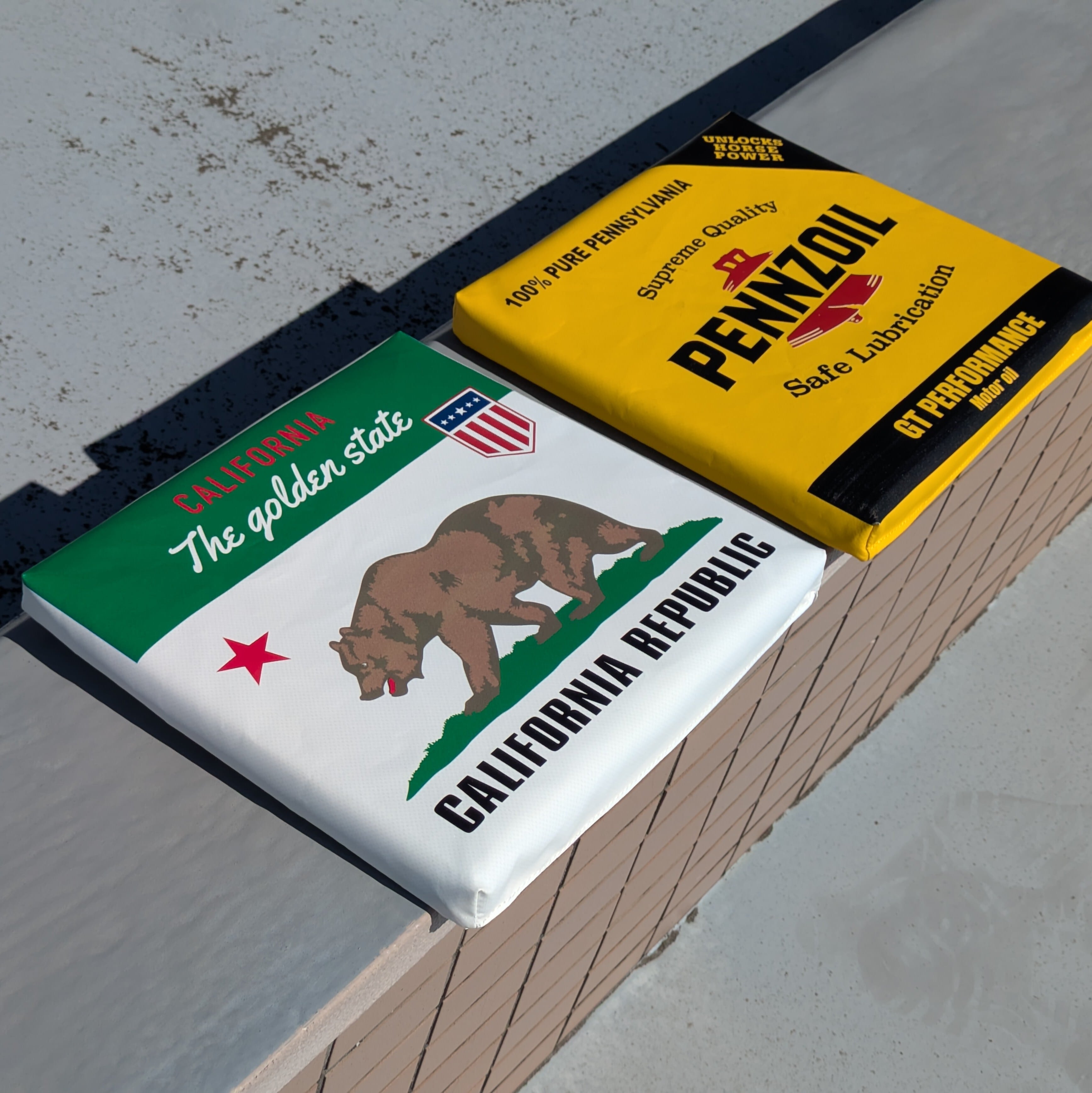 【 STADIUM CUSHION / スタジアム クッション 】 The State of California  / カリフォルニア州旗 / Pennzoil / ペンズオイル〚アメリカン雑貨 アメトイ〛