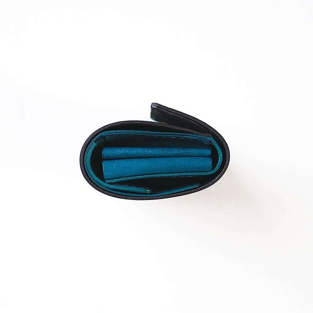 使いやすい 三つ折り財布 【 ブラック × ターコイズ 】 レディース メンズ ブランド 鍵 小さい レザー 革 ハンドメイド 手縫い