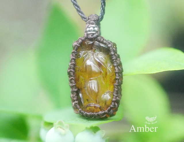 手彫りきのこ★琥珀★アンバー マクラメマクラメネックレス1597