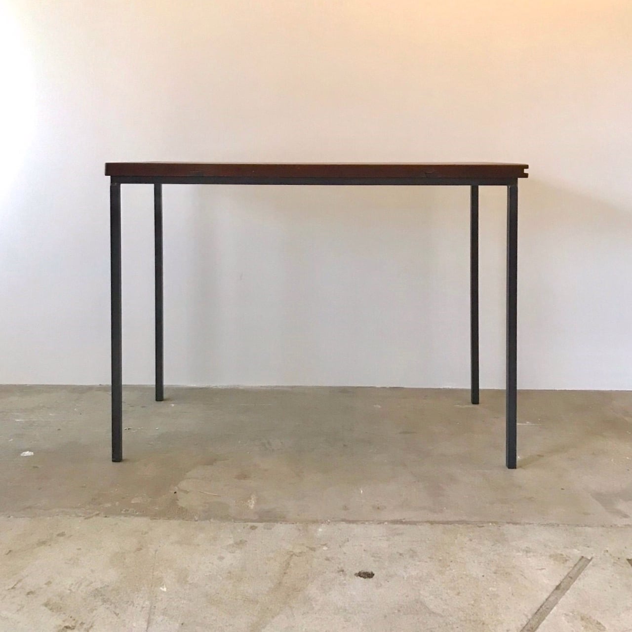 スチール脚のテーブル　