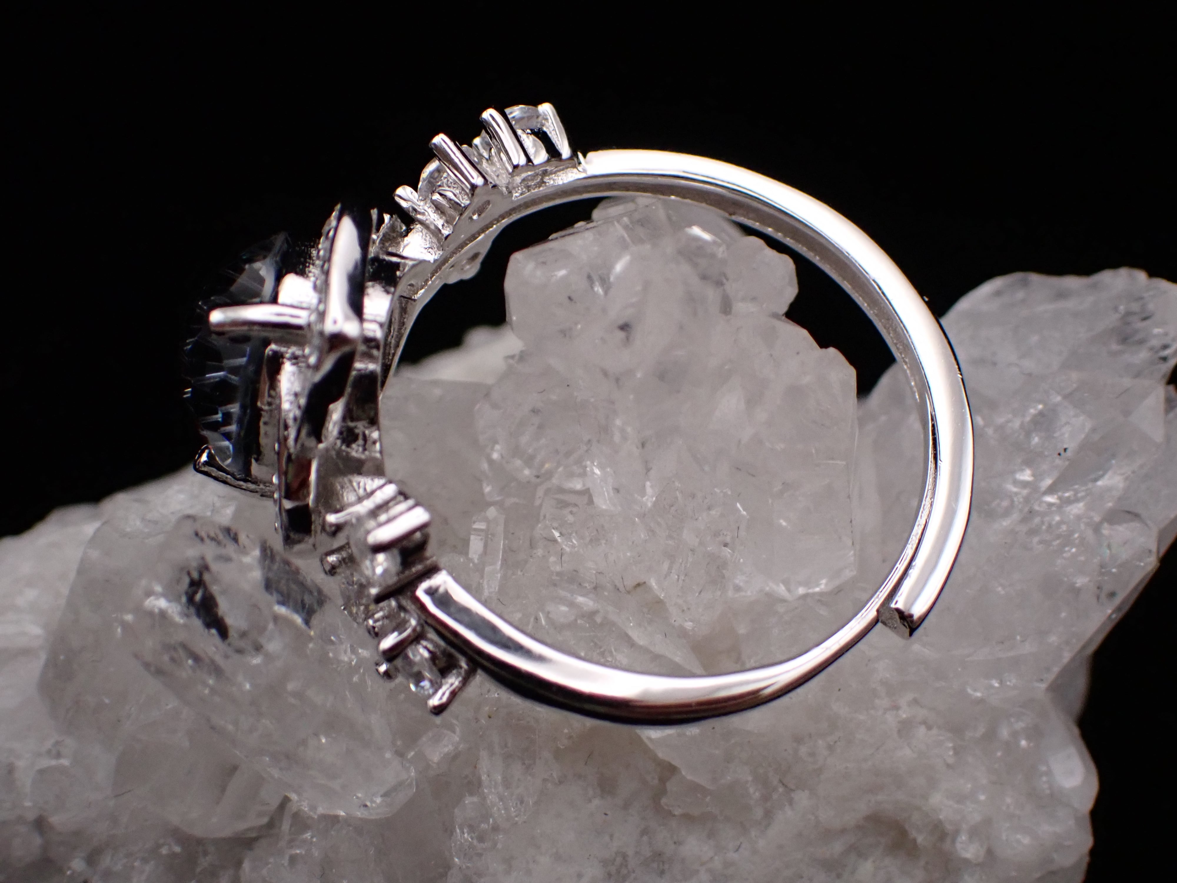 R.made あーるめいど 薔薇ring 花火カット White フリーサイズ 薔薇ring ✴︎ 花火カット×クリアブラック フリーサイズリング