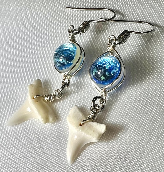 サメ牙 × 琉球ホタルガラス【蓄光】（宮古アイランドブルー）ピアス   ― 海の守りを宿すサメ牙アクセサリー ―