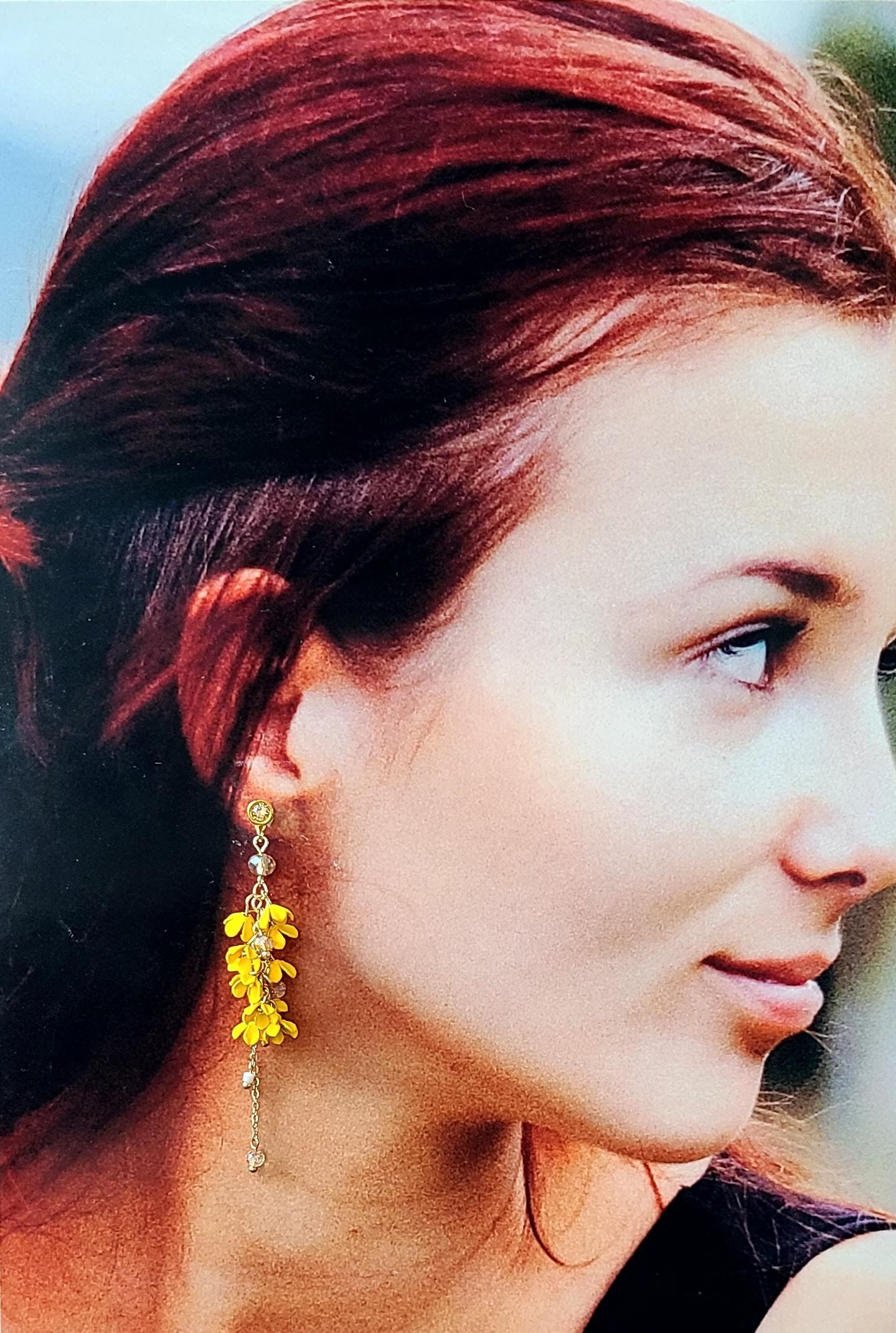 フラワーチェーンピアス/イヤリング （ホワイト/マスタード