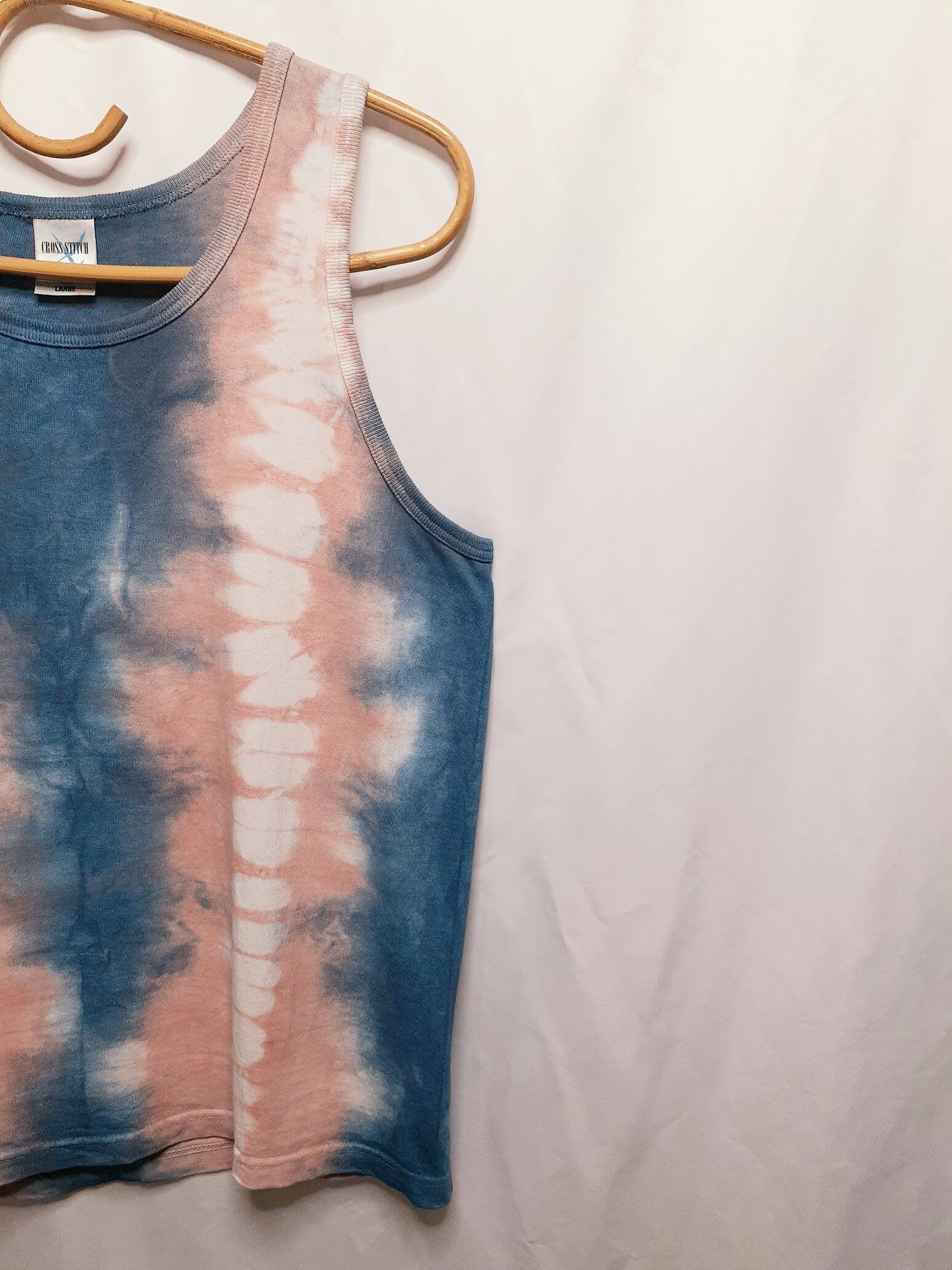 手染めのタンクトップ(藍染・ベンガラ染め)