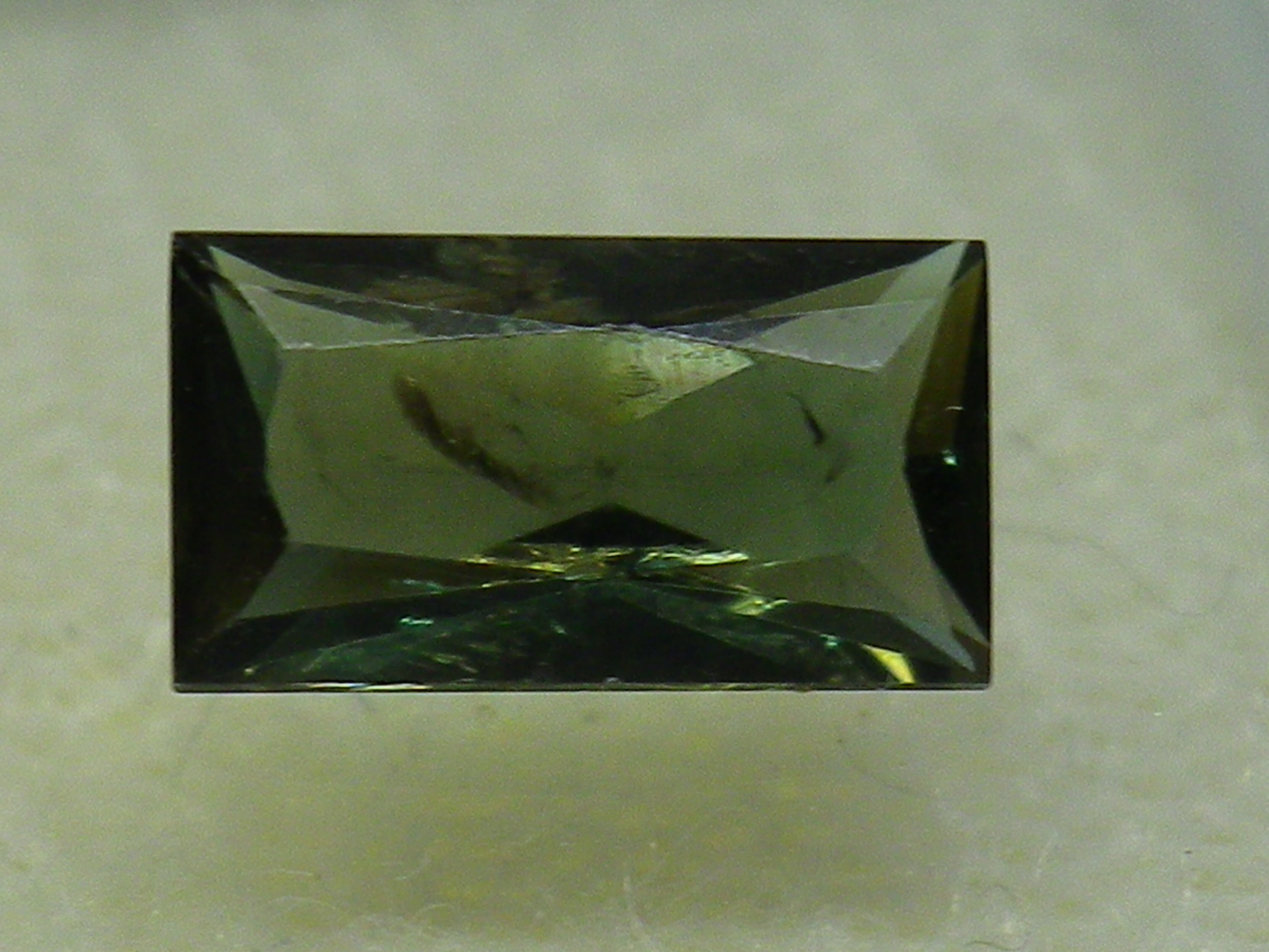 合成アレキサンドライト ルース(6.9ct)・再結晶 合成アレキサンドライト ルース(6.9ct)・再結晶