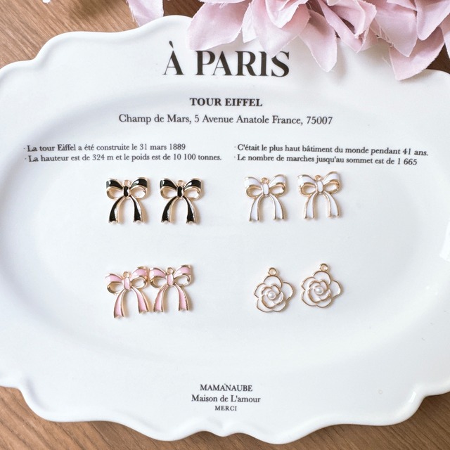 可愛いロゴの黒文字チャームお名前ネックレス