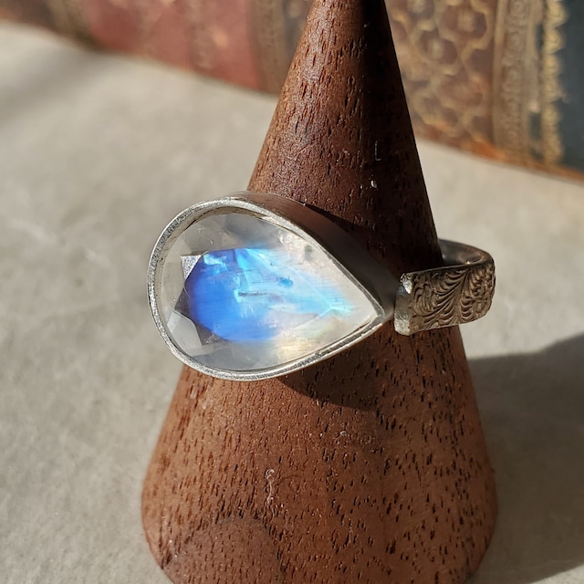 【青いしずく】レインボームーンストーンのリング