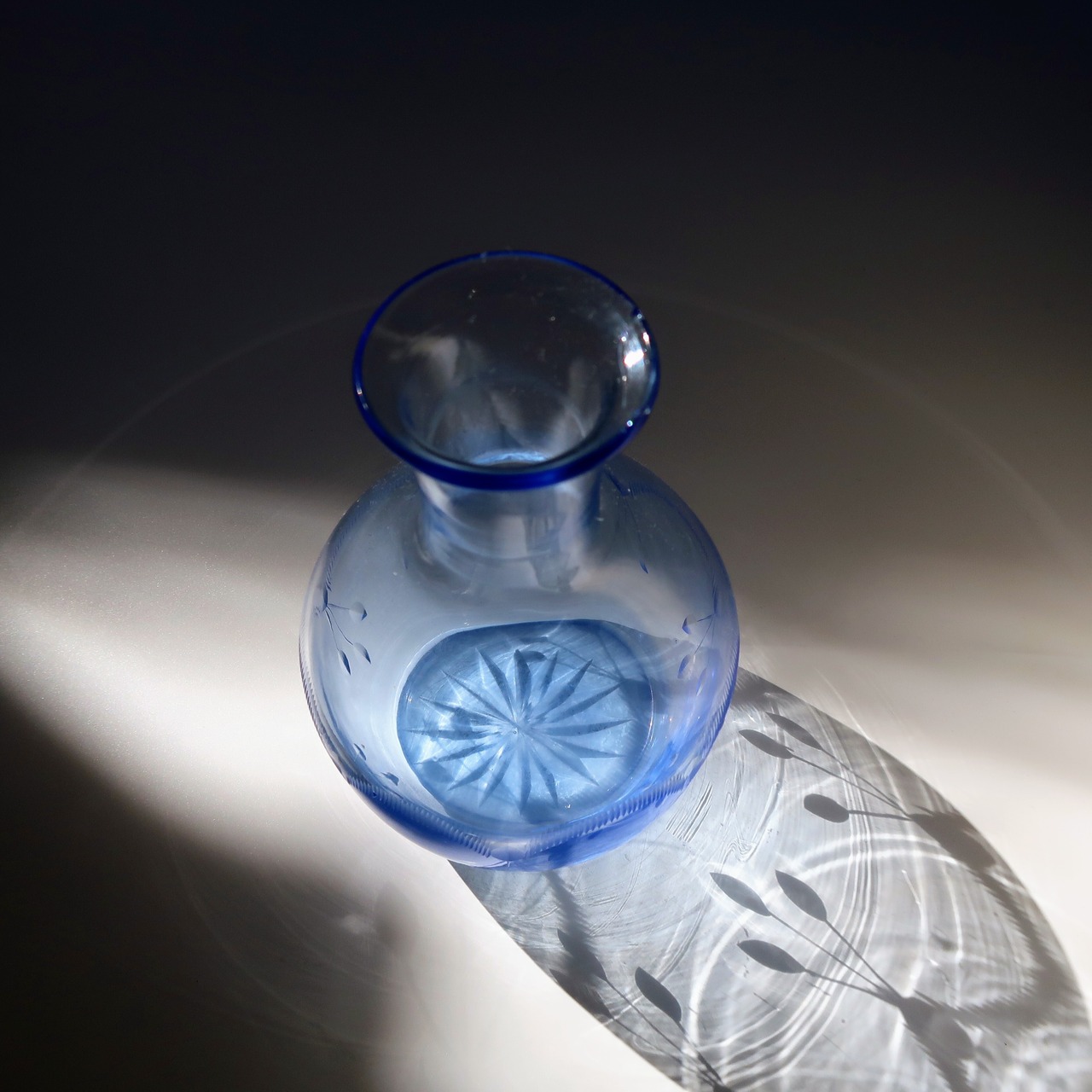 切子の水色花瓶