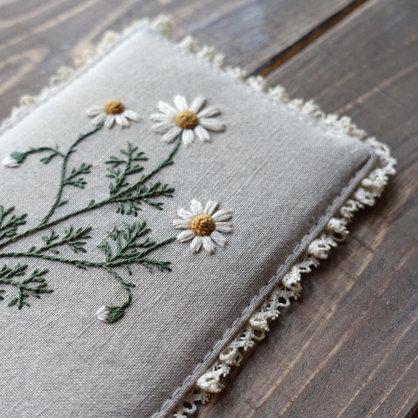 ◆カモミール(・¨ (●)様リクエスト4点ページ Embroidery pattern included] Chamomile embroidery
