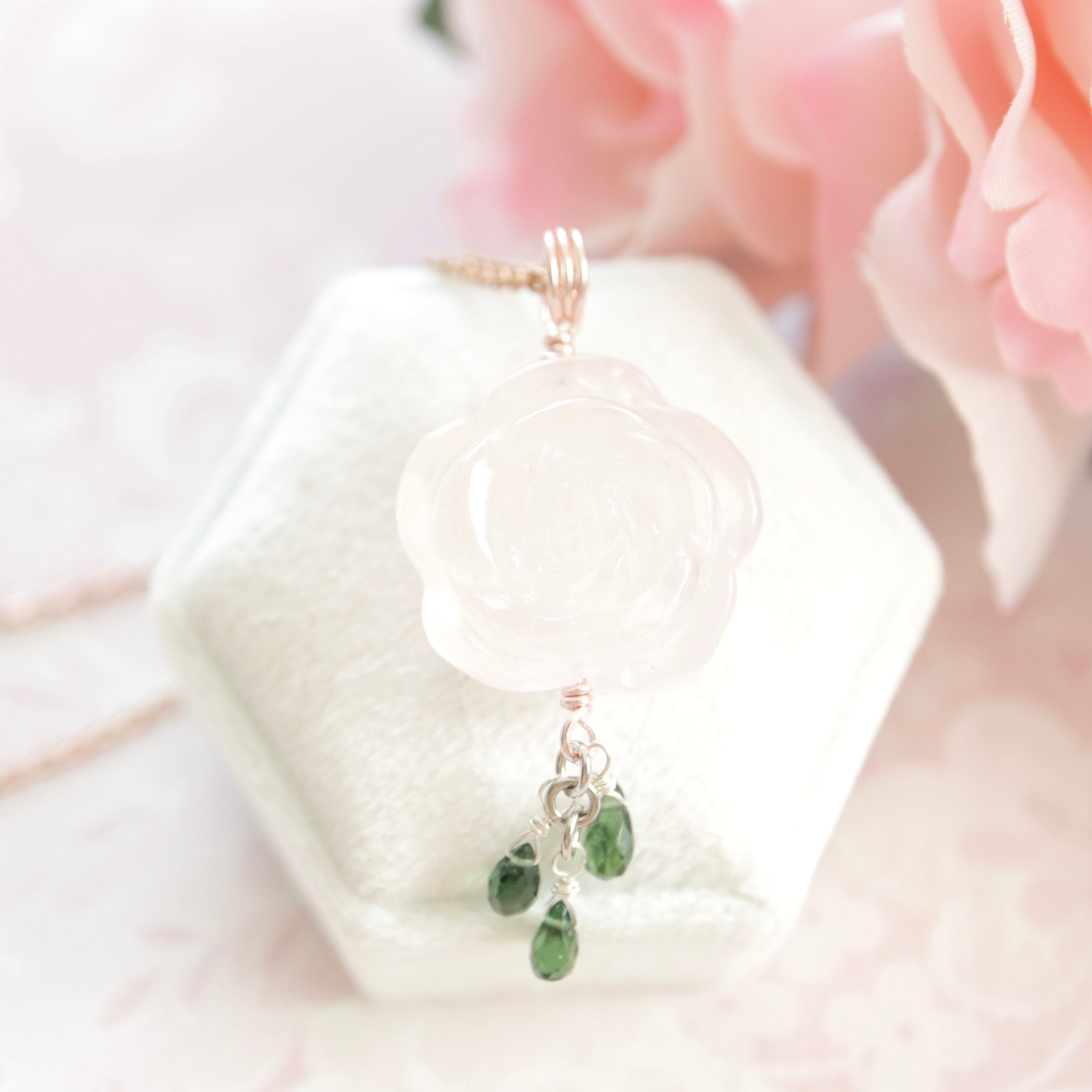 【1点もの】ローズクォーツ薔薇彫刻ペンダント《春の小径》|天然石アクセサリー