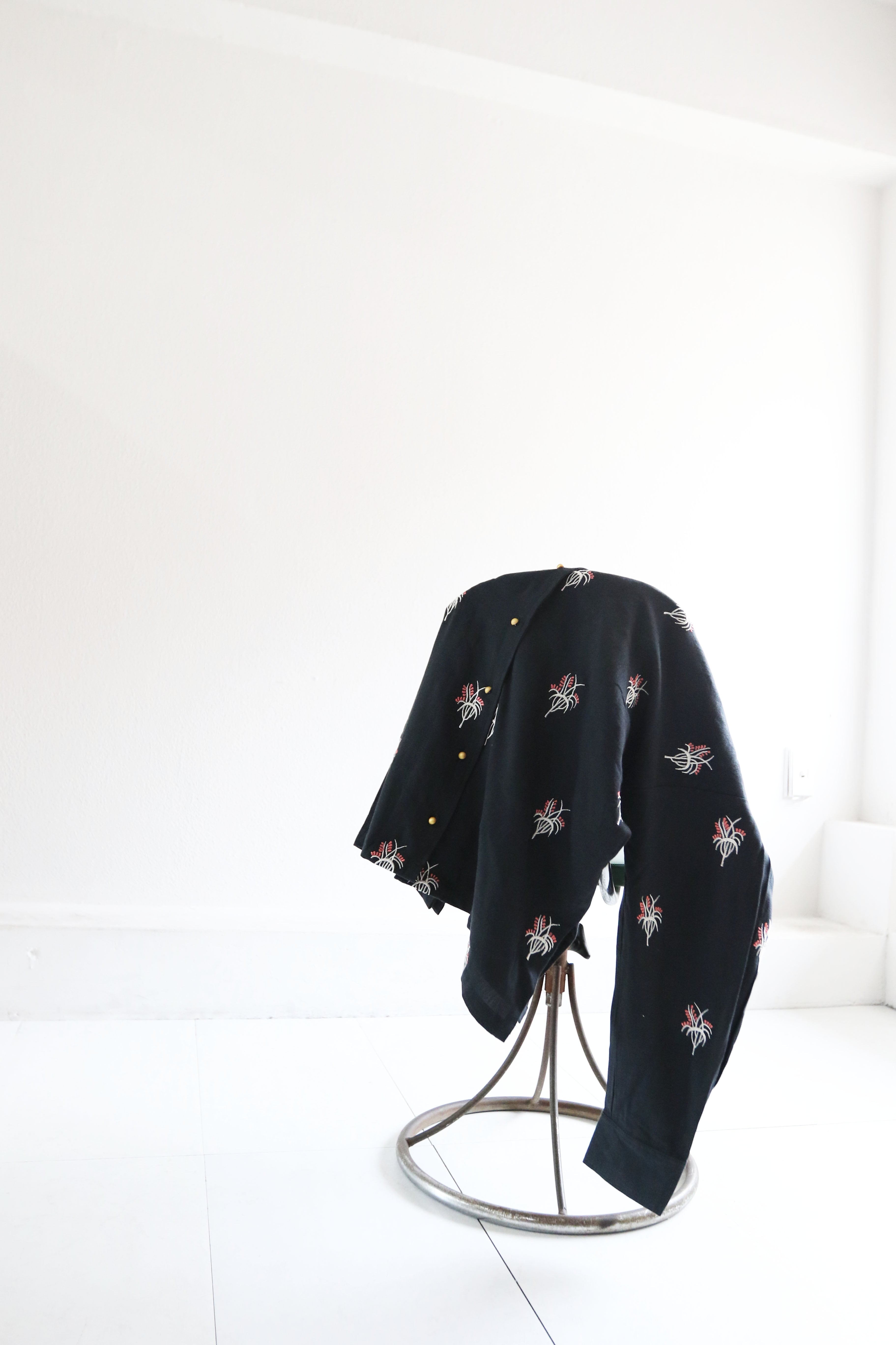 刺繍ノーカラーブラウス (25P31000E)