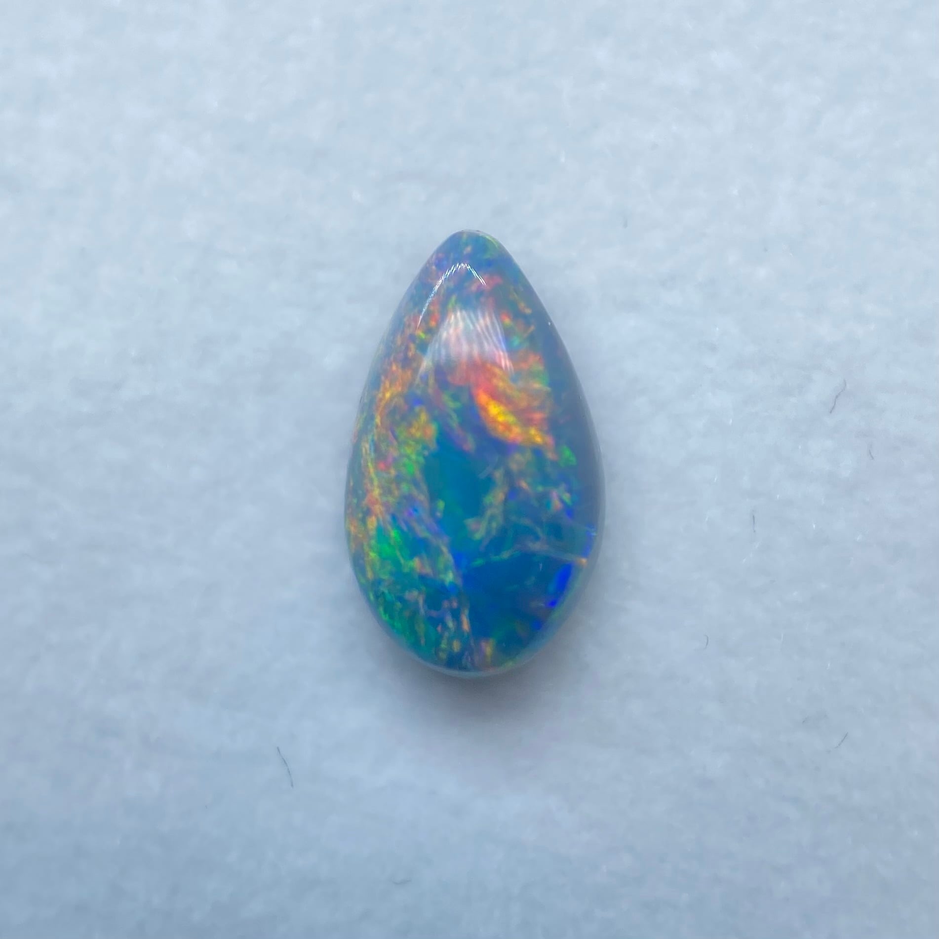 地球の美しい色を凝縮したようなブラックオパール