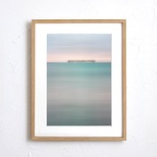 水平線を走る電車｜静寂の海と幻想的な列車のアートポスター｜ミニマル空間に映える一枚｜A4ポスター