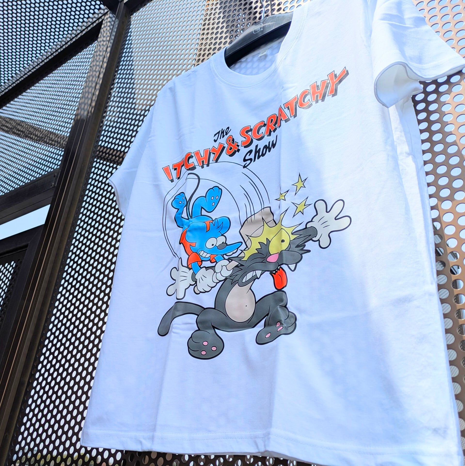 【 The Simpsons( ザ・シンプソンズ ) 】『 The Itchy & Scratchy Show / イッチー&スクラッチー 』 Tシャツ / WHITE〚アメリカン雑貨 アメトイ〛