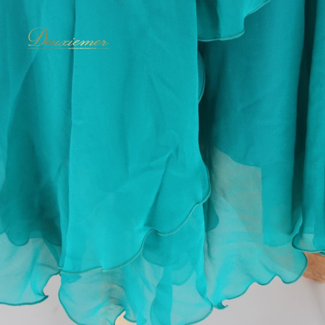 社交ダンス 衣装 Sanline サンリーヌ スカート レッスンウェア ブルー系 グリーン系 青緑 無地 フォーマル シンプル 練習着 上品 ウエストファスナー ロングスカート フレアスカート シフォン風 ひらひら すそ広がり ダンス レッスン 競技 発表会 ドレス パーティー きれいめ エレガント 大人 清楚 ステージ映え 青緑系 ボリューム感 軽やか フォーマル女子 伸縮性 少し伸びる ポリエステル素材 Lサイズ 練習用 ルンバ モダン ラテン サンライン 日本製