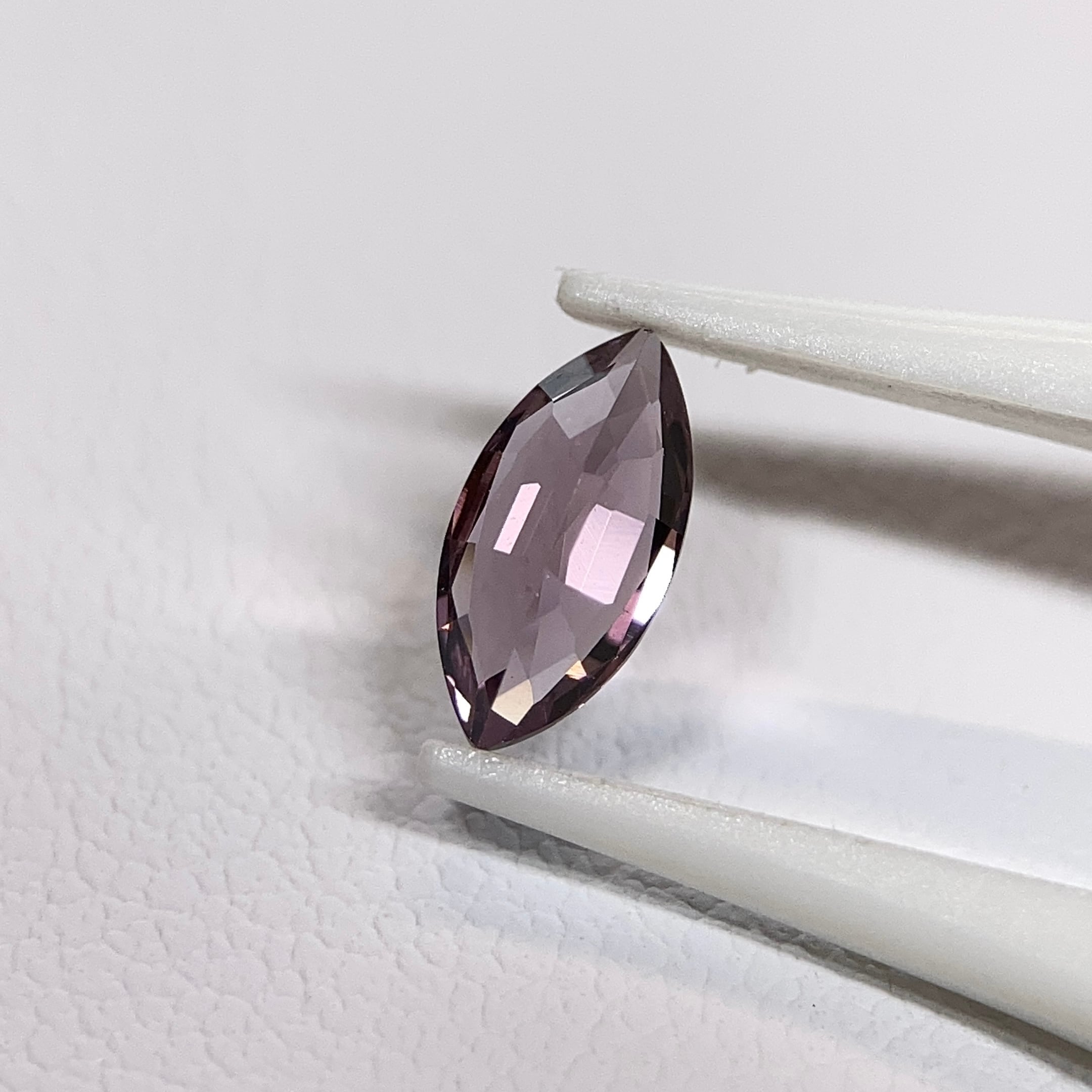 スピネル マーキスカット ルース 0.40ct 紫系 約7mm×3.5mm r-0656