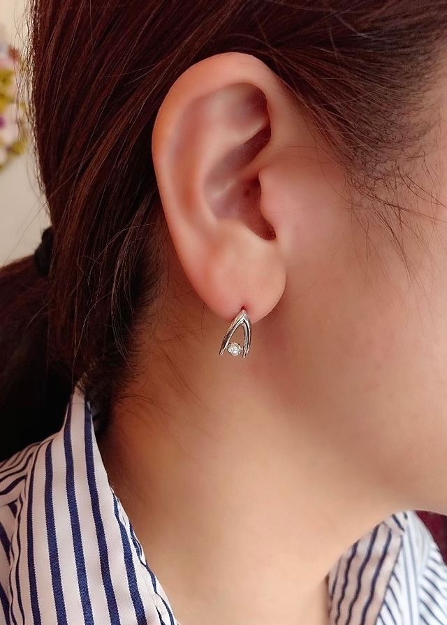 揺れるダイヤモンドピアス - ピアス(両耳用)